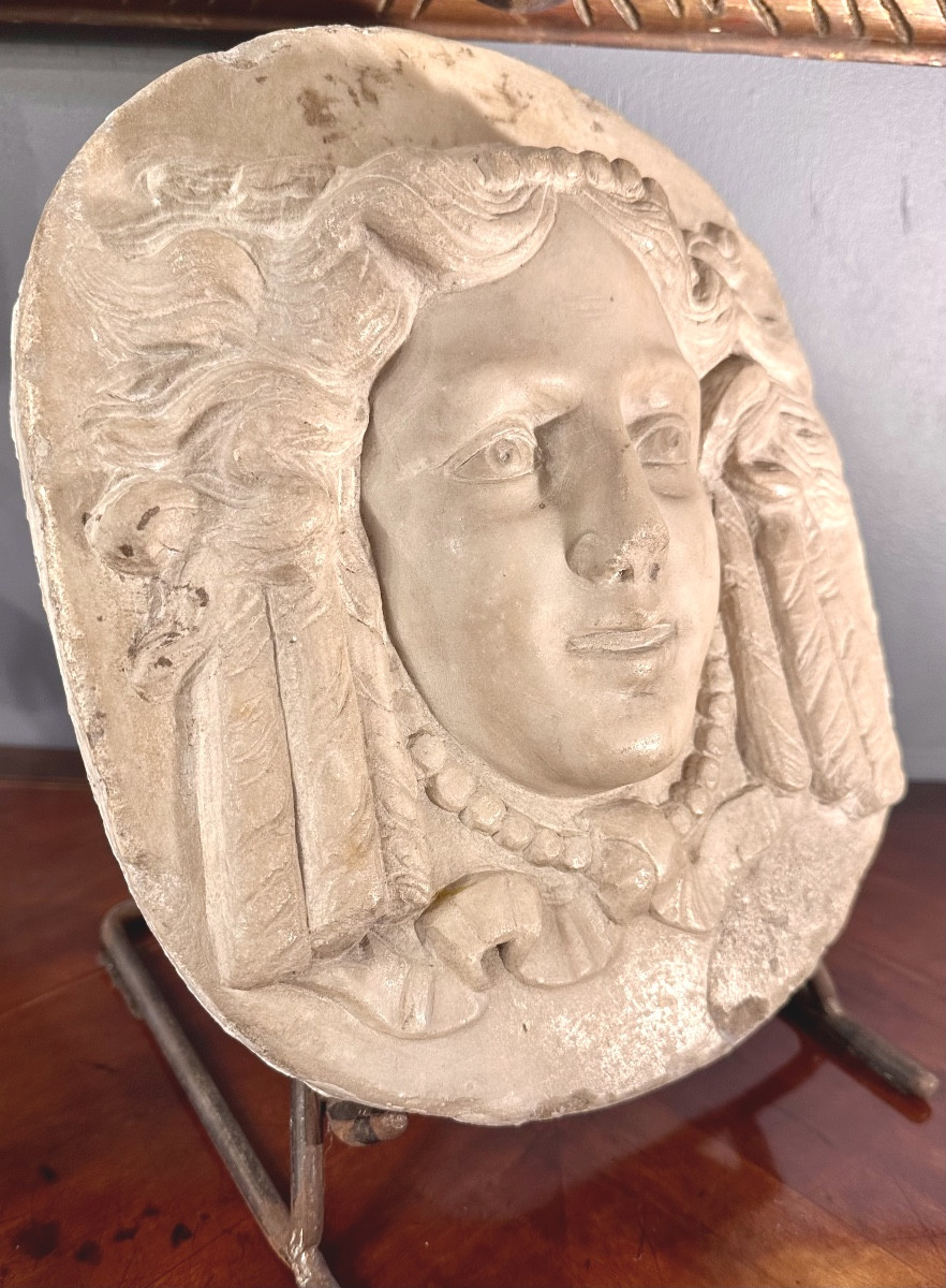 Bas-relief en marbre « Visage féminin » - XVIIe siècle
