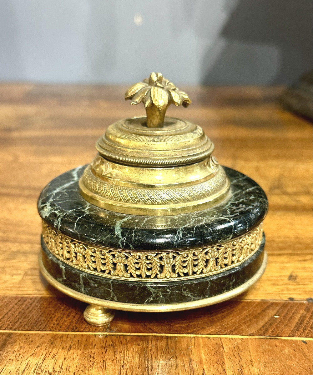 Encrier de bureau en bronze doré et marbre vert - XIXe siècle. France,  XIXe siècle 