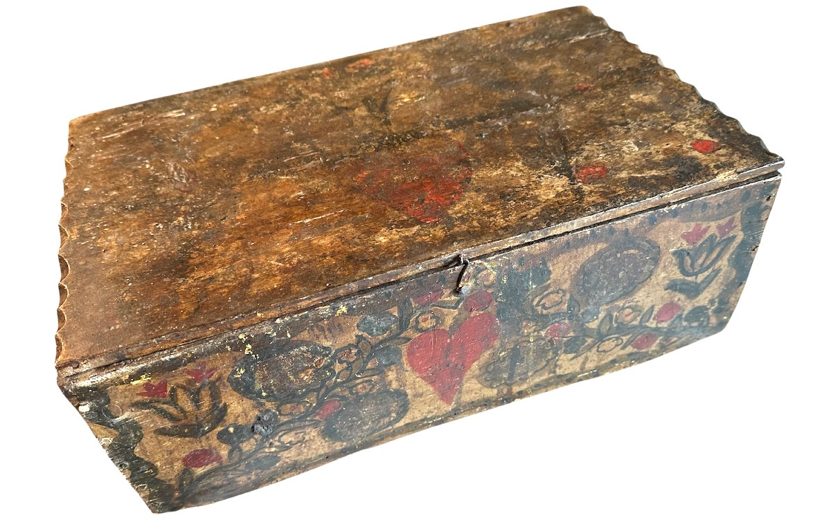 Coffret/caisse ancien en bois peint à la main – XVIIe siècle