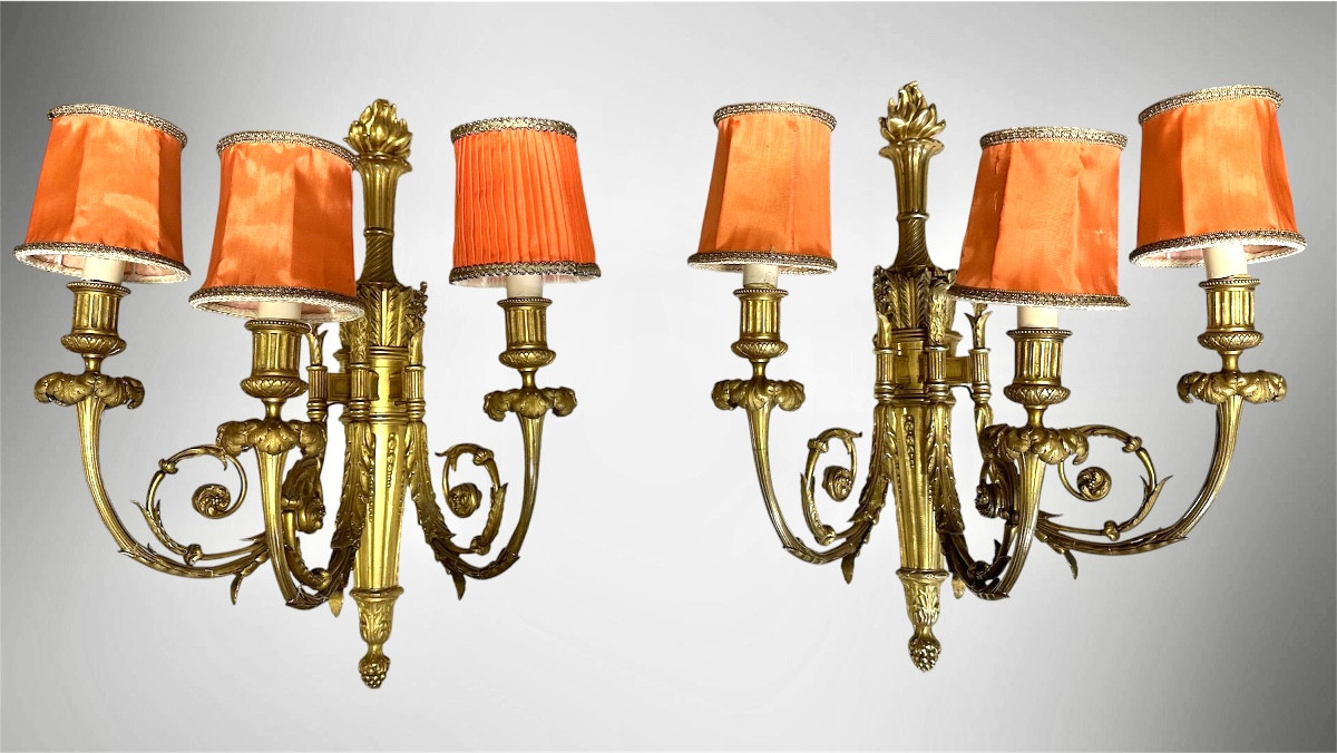 Paire d'appliques à trois lumières en bronze doré – Louis XVI