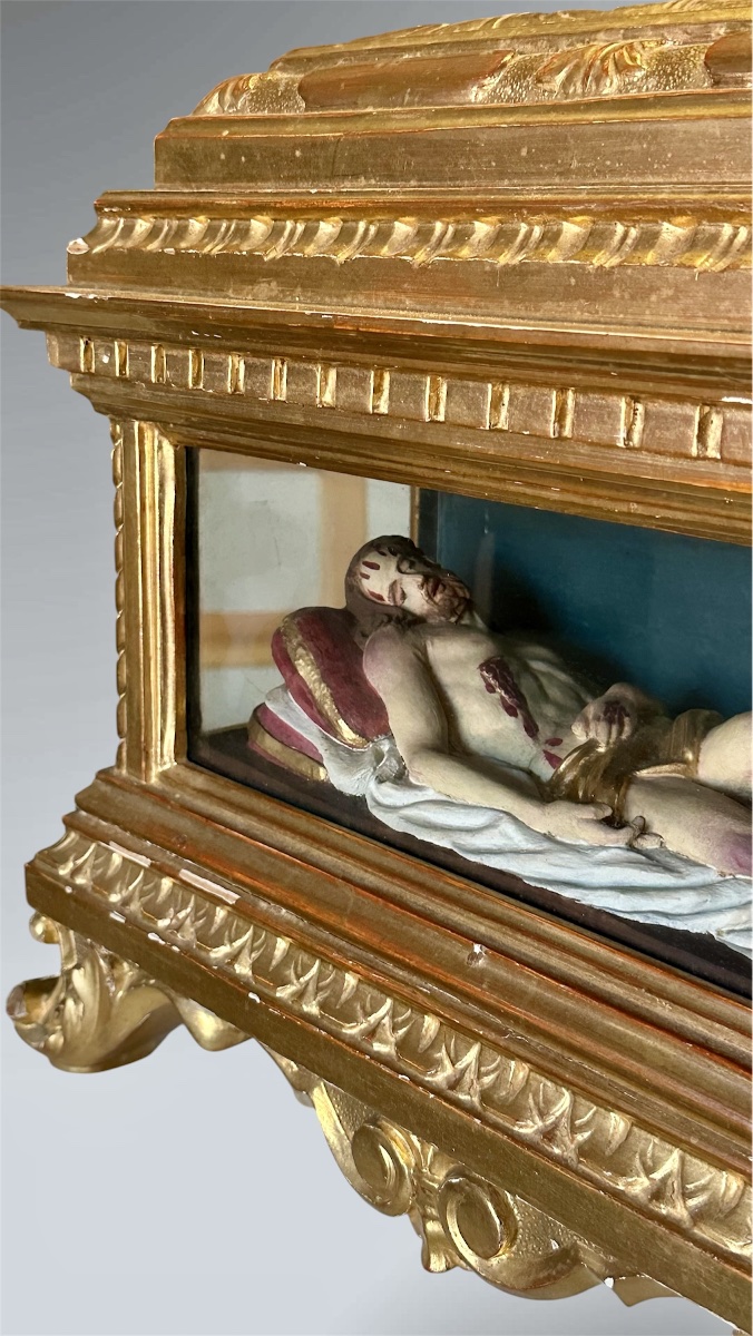 Retable-vitrine au Christ déposé en terre cuite polychrome – XIXe siècle-photo-2