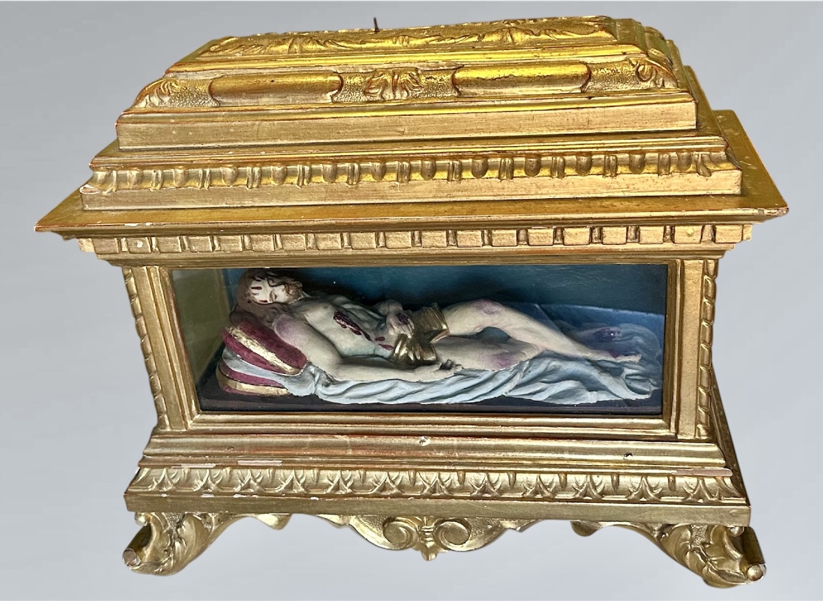 Retable-vitrine au Christ déposé en terre cuite polychrome – XIXe siècle
