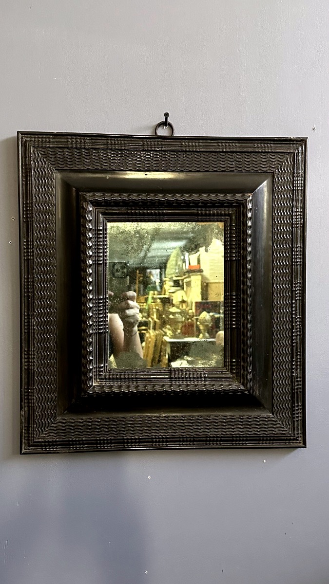 Miroir en bois noirci, cadre guilloché – XVIIe siècle