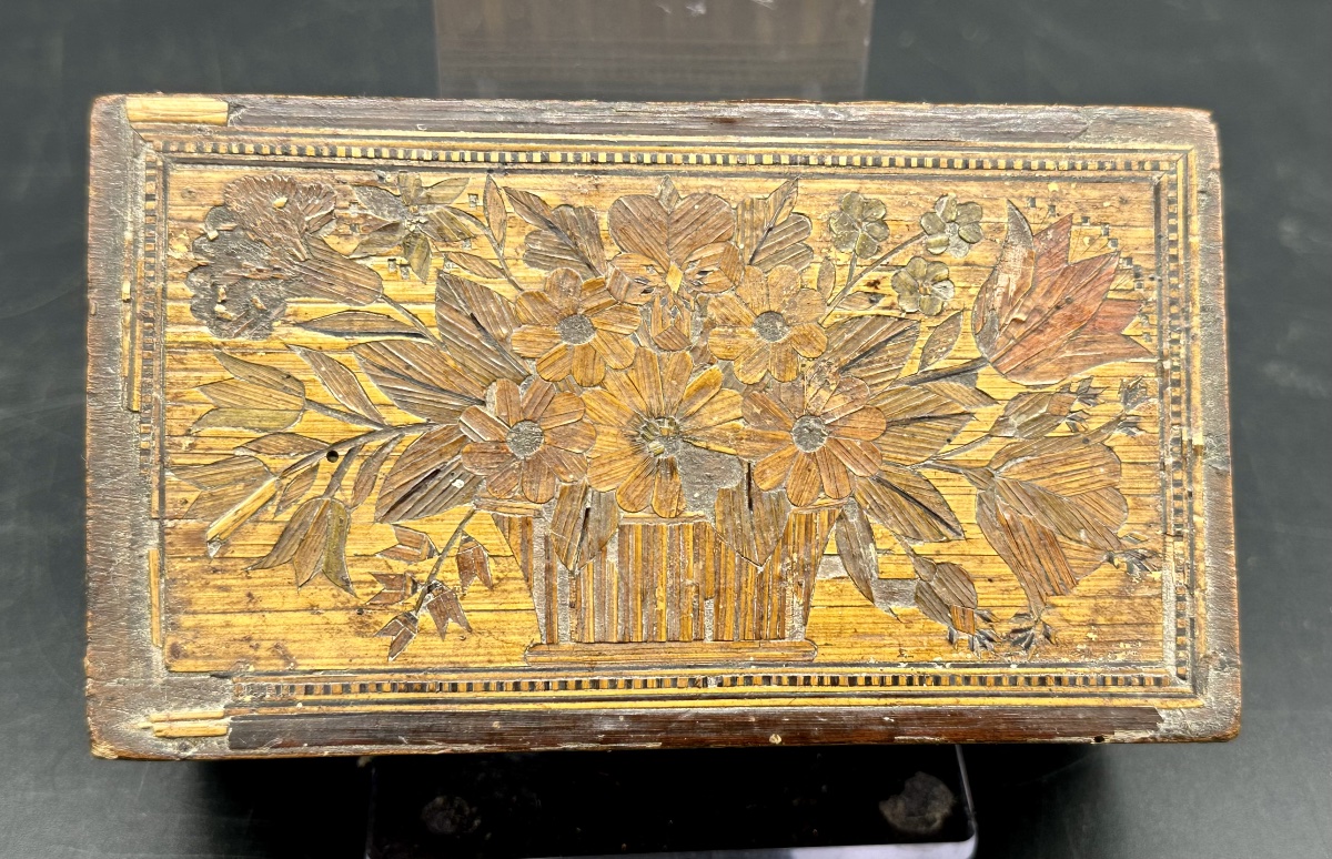 Sewing Box Inlaid With Polychrome Straw, 19th Century