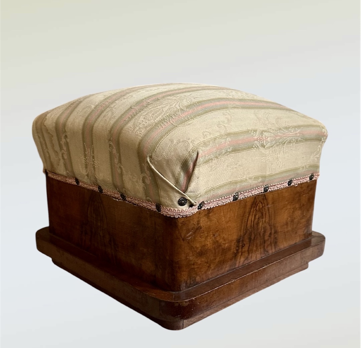 Tabouret rembourré Art Déco Élégant tabouret rembourré de style Art Déco