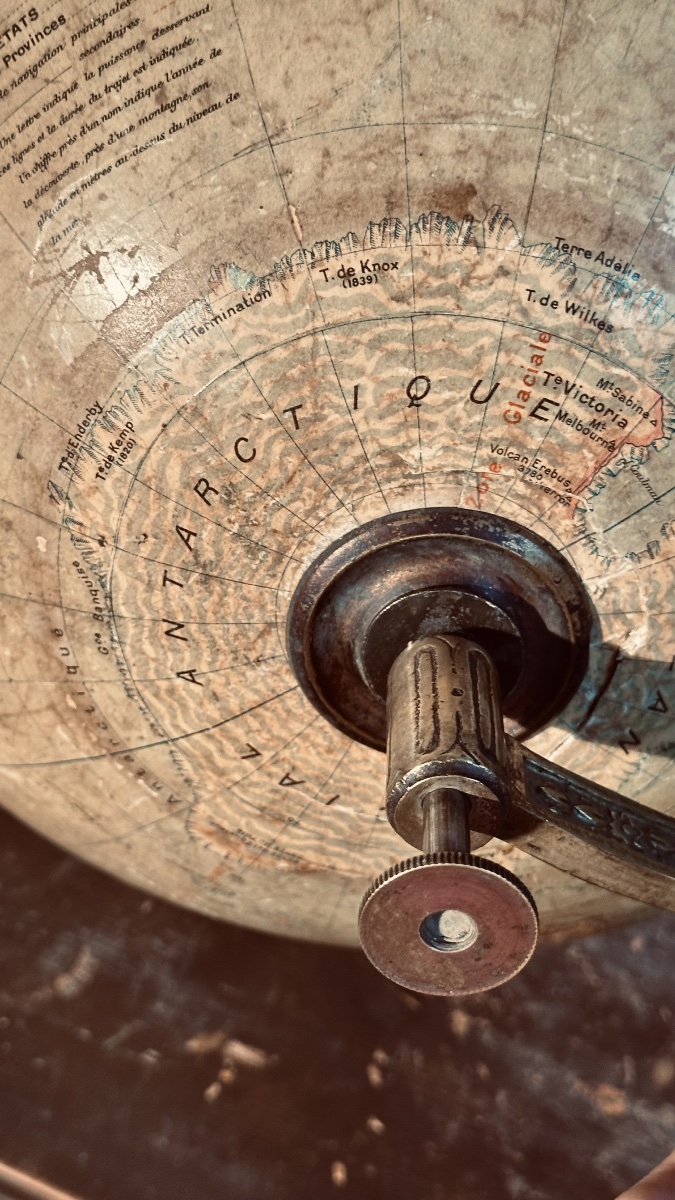 Globe terrestre de table, par Jean Forest, Paris – XIXe siècle.-photo-1