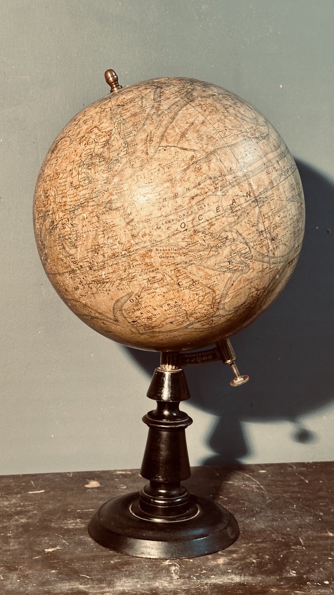 Globe terrestre de table, par Jean Forest, Paris – XIXe siècle.