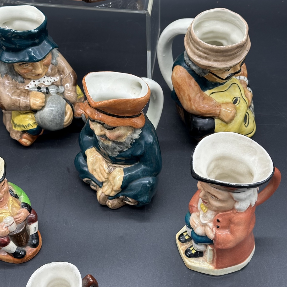 9 pichets et chopes en céramique polychrome – TOBY MUGS & CHARACTER JUGS–ANGLETERRE, XXe siècle-photo-3
