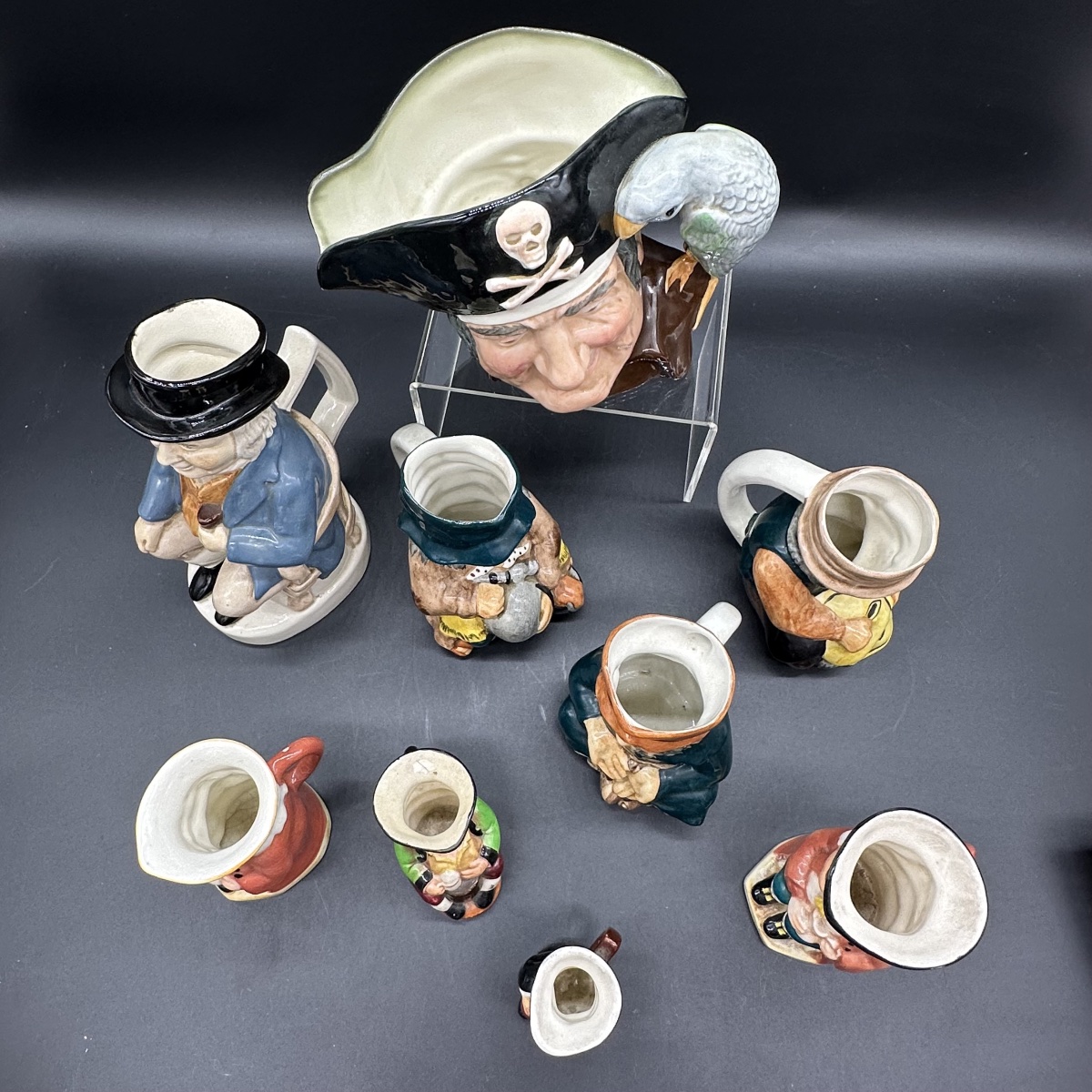 9 pichets et chopes en céramique polychrome – TOBY MUGS & CHARACTER JUGS–ANGLETERRE, XXe siècle-photo-1