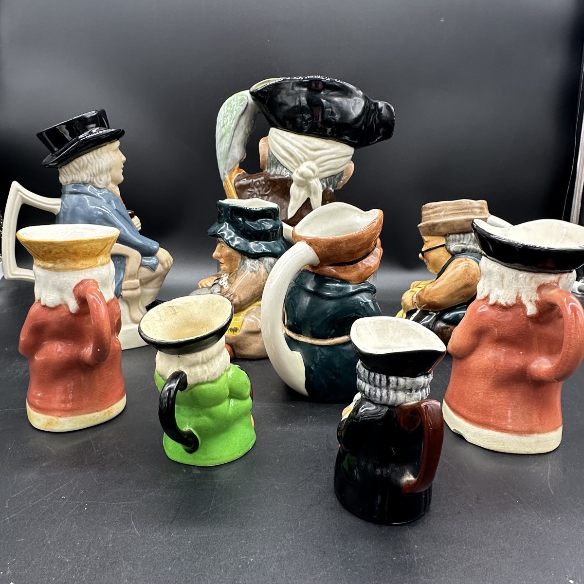 9 pichets et chopes en céramique polychrome – TOBY MUGS & CHARACTER JUGS–ANGLETERRE, XXe siècle-photo-2