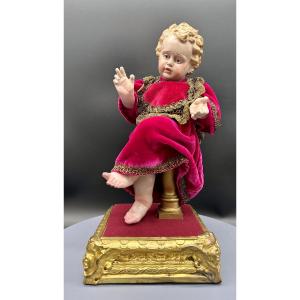 Enfant Jésus en terre cuite polychrome aux yeux de verre sur socle doré – XIXe siècle