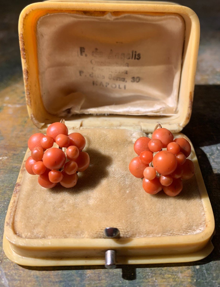 Boucles d'Oreilles En Corail Italien. Or Avec Poinçons Français. XIXe Siècle