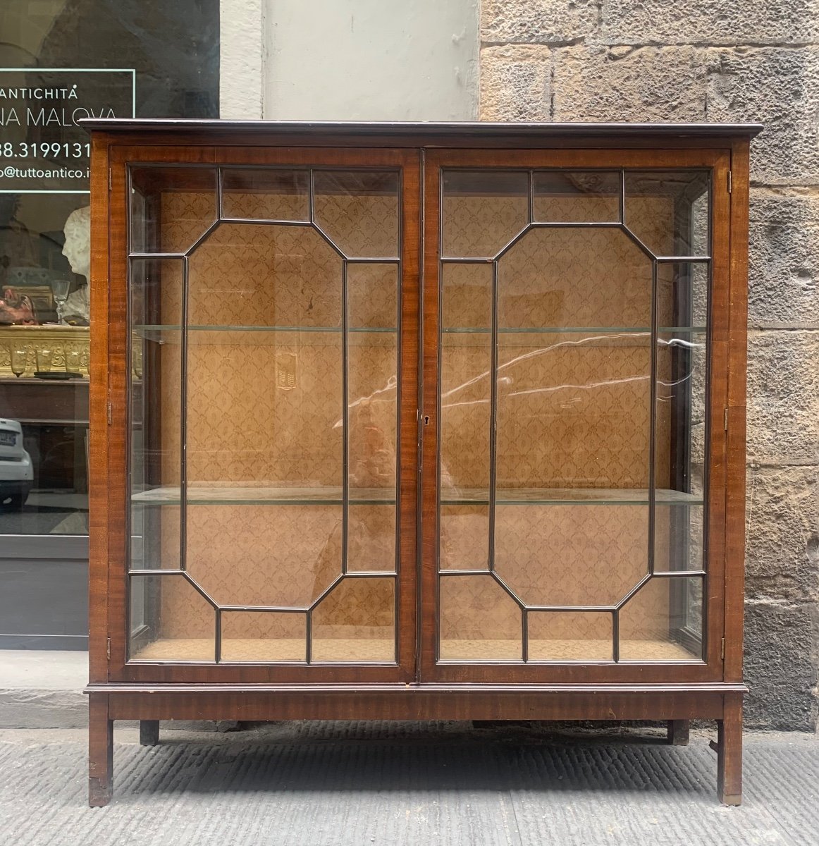 Vitrine. Première Moitié Du XXe Siècle.