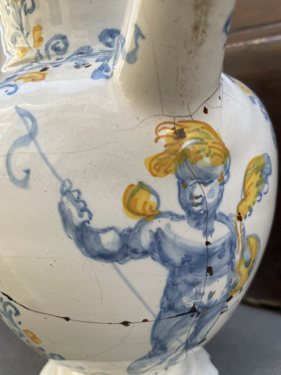 Maiolica Ewer Hand-painted With Winged Cherub And Vegetal Motifs. Faenza? Late 17th Century-photo-2