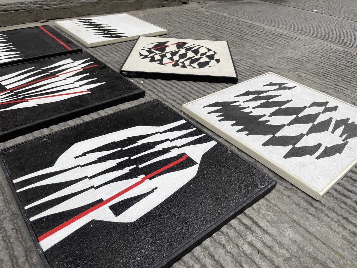 Enrico Sirello, 1975 – « Forme en sablier blanche avec axe rouge », Étude pour murale-photo-2