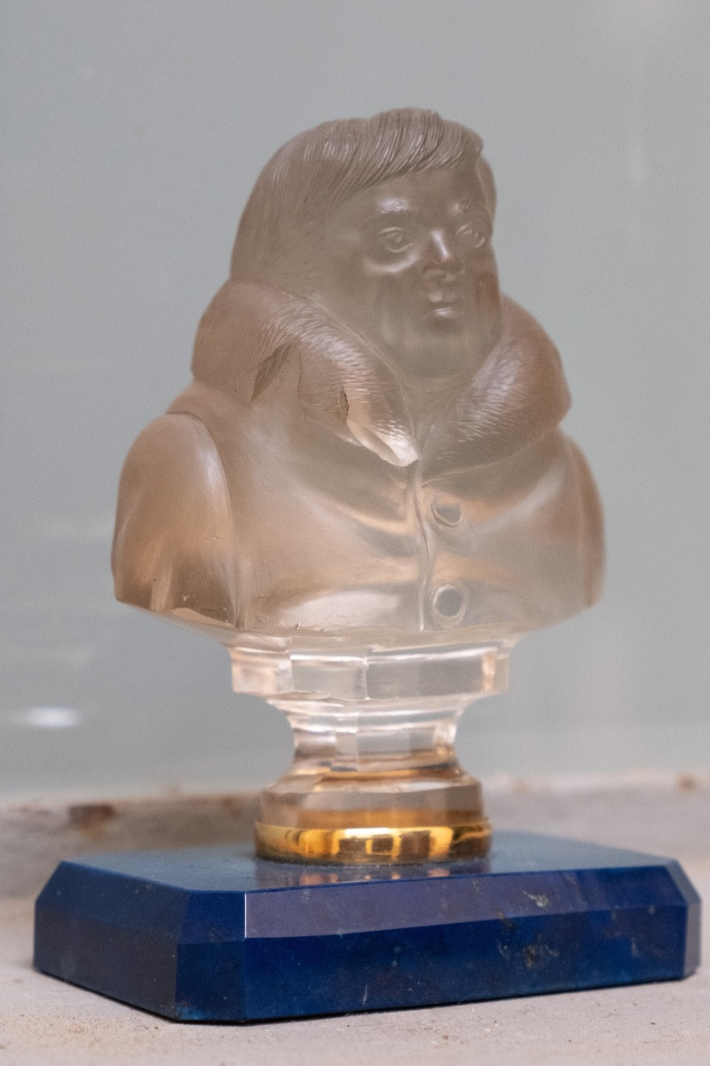 Russie. Buste de l’écrivain I. A. Krylov. Cristal de roche. Oural. XIXe