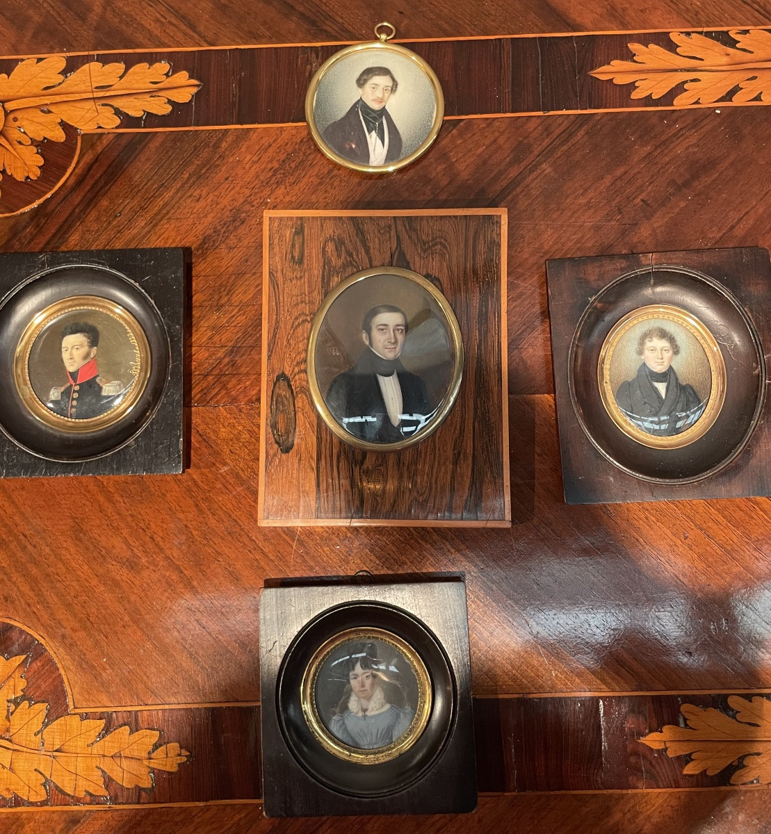 Portrait miniature d’un jeune homme, signé M. Chavelon (?), vers 1835–1840 -photo-5