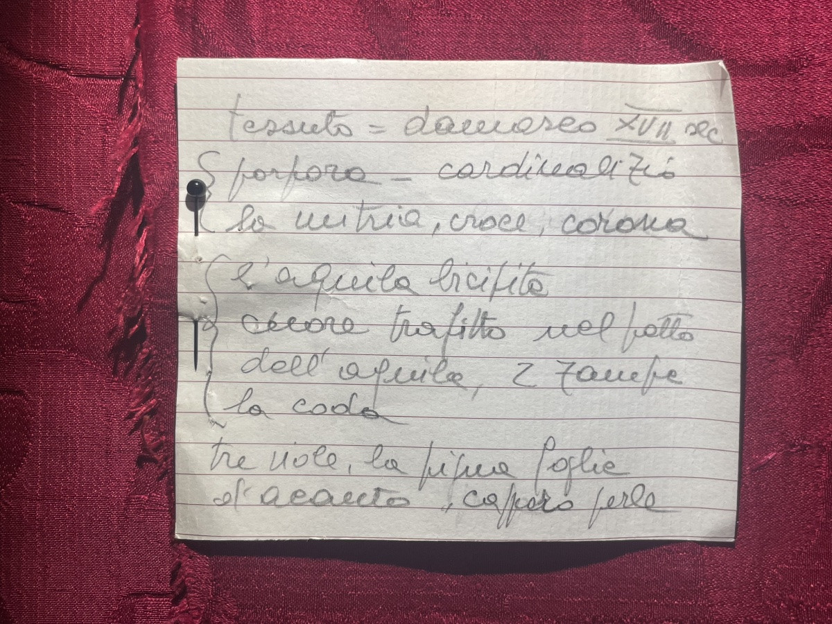 Damas de soie pourpre à aigle bicéphale au cœur transpercé, couronne, XVIIe s.-photo-6