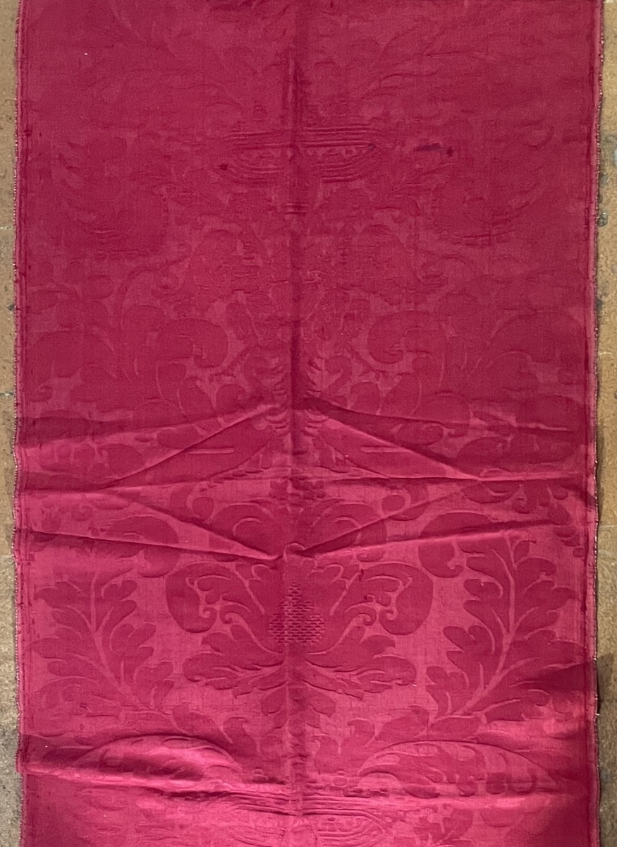 Damas de soie pourpre à aigle bicéphale au cœur transpercé, couronne, XVIIe s.