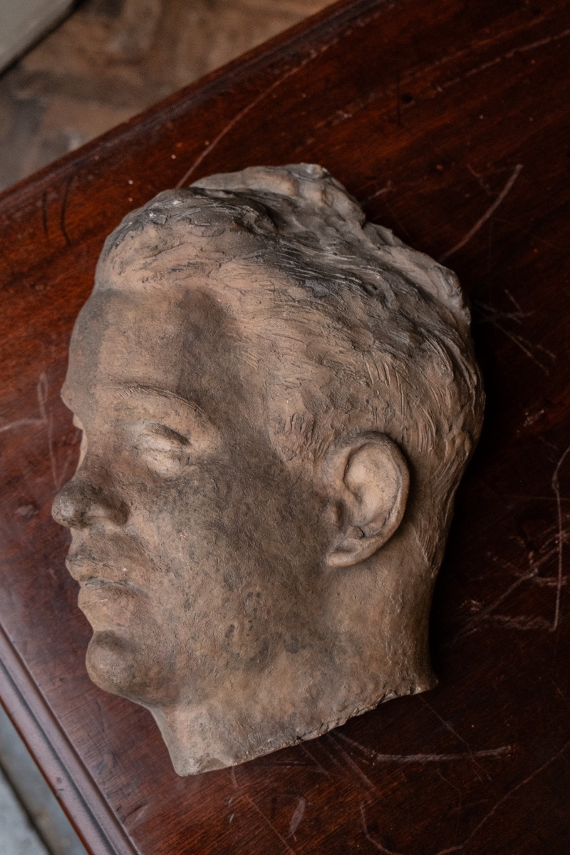 Giorgio Rossi (1892–1963), Tête asymétrique d’homme en terre cuite, années 1930, h. 34 cm  