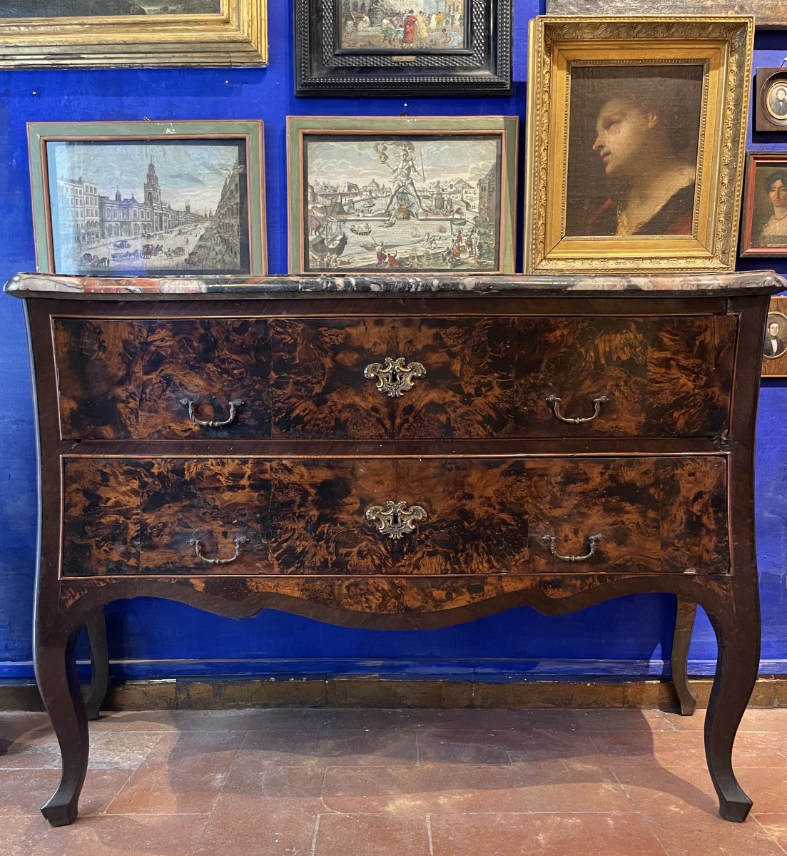 Tuscan Balestra-form Chest Of Drawers In Walnut Burl With Antique African Marble, Ca. 1740