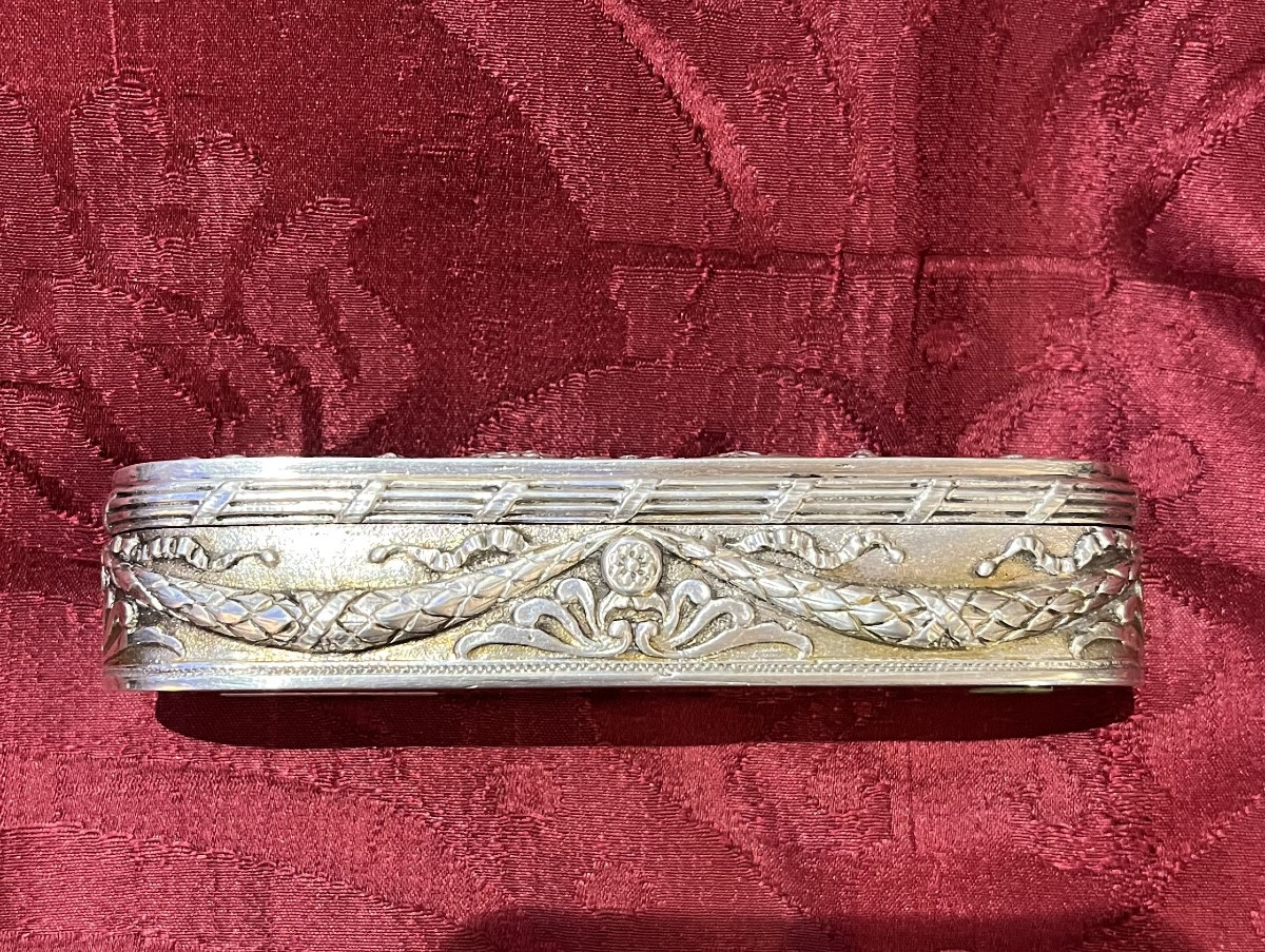 Étui en argent à décor repoussé représentant Louis XVI et Marie-Antoinette, XIXe siècle-photo-2