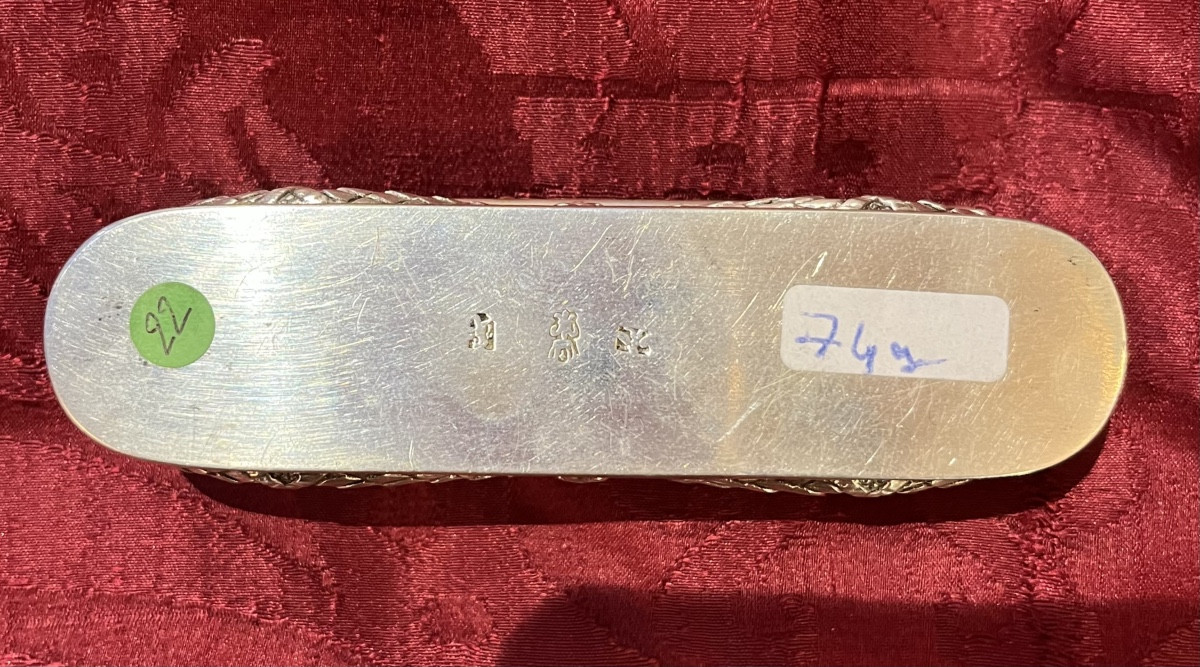 Étui en argent à décor repoussé représentant Louis XVI et Marie-Antoinette, XIXe siècle-photo-3