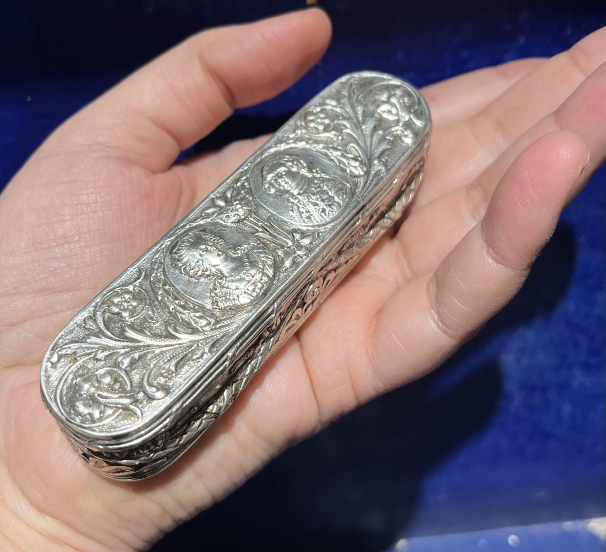 Étui en argent à décor repoussé représentant Louis XVI et Marie-Antoinette, XIXe siècle-photo-2