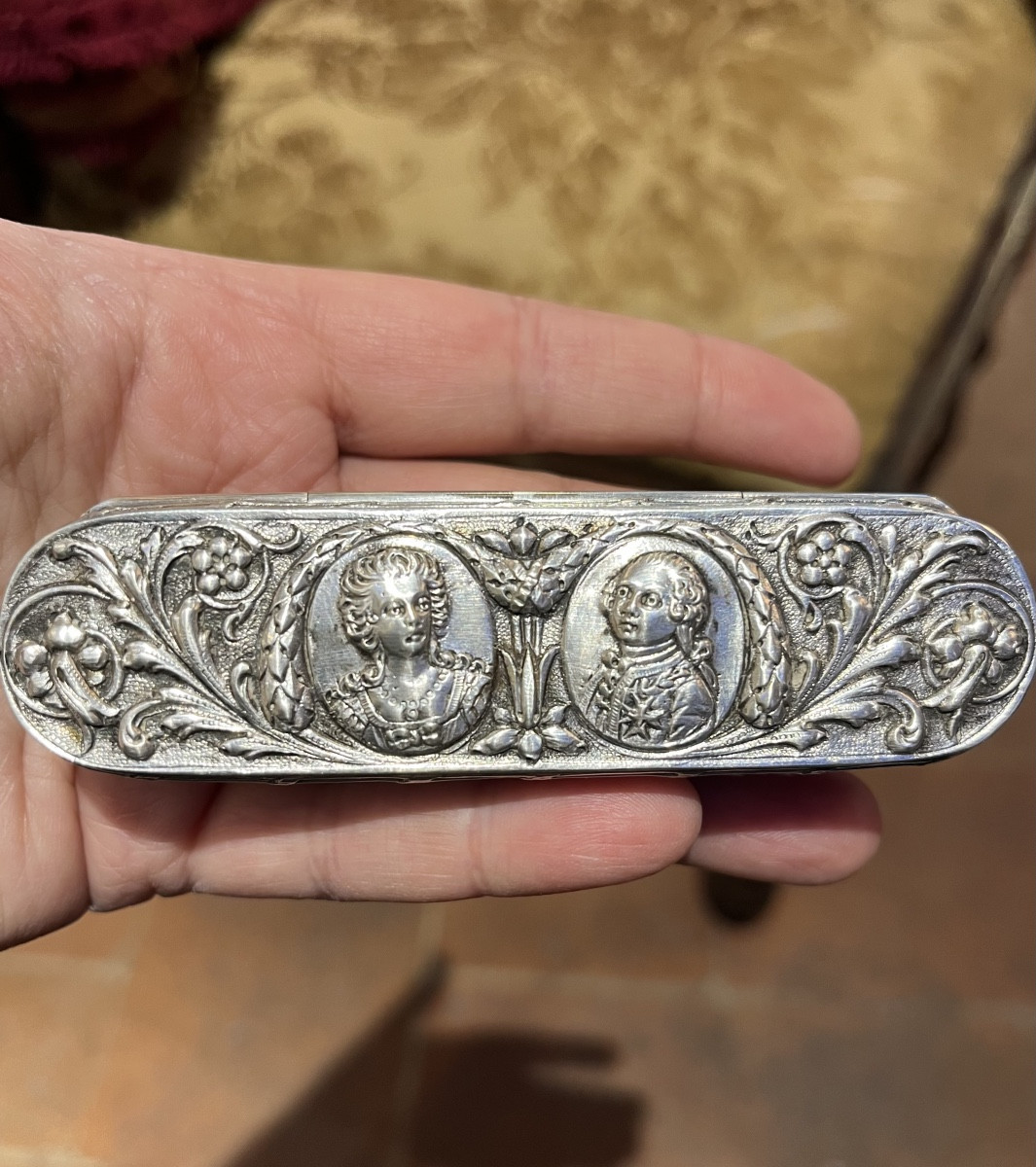 Étui en argent à décor repoussé représentant Louis XVI et Marie-Antoinette, XIXe siècle-photo-4