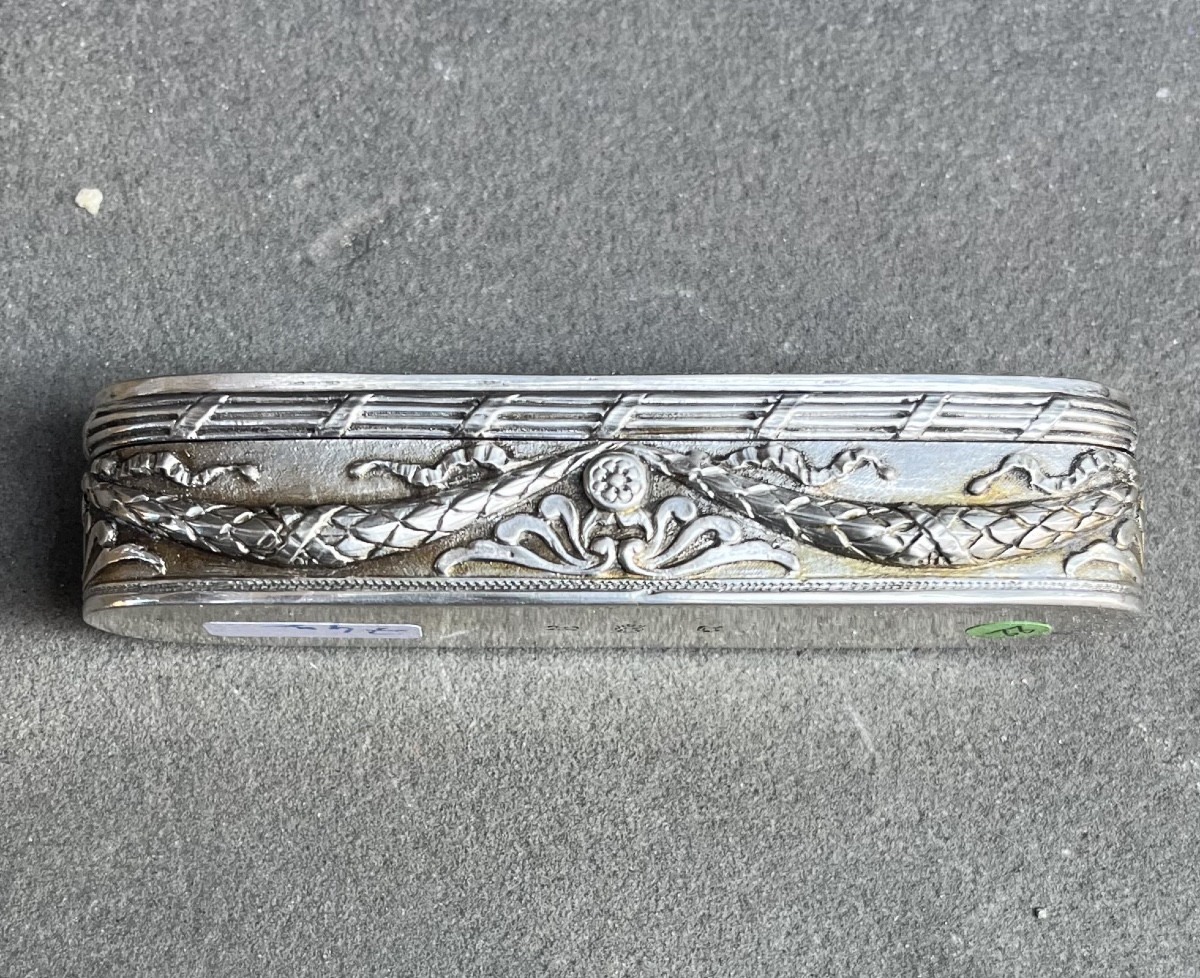 Étui en argent à décor repoussé représentant Louis XVI et Marie-Antoinette, XIXe siècle-photo-5