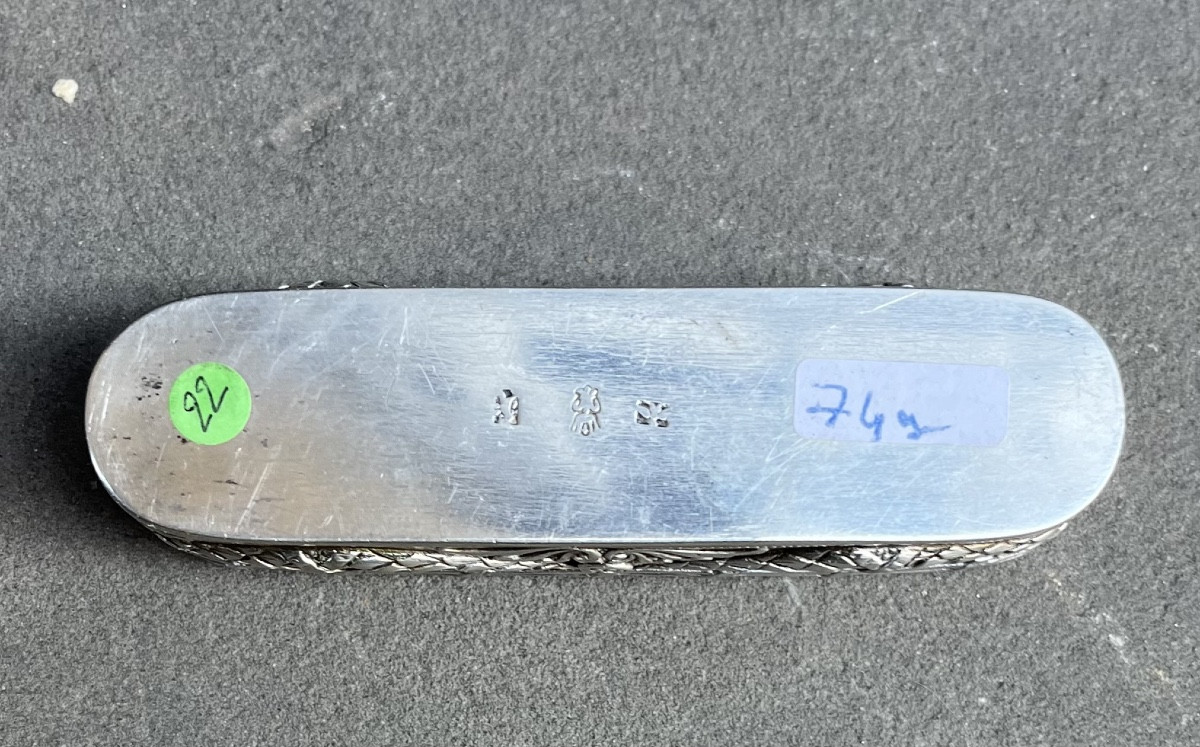 Étui en argent à décor repoussé représentant Louis XVI et Marie-Antoinette, XIXe siècle-photo-6