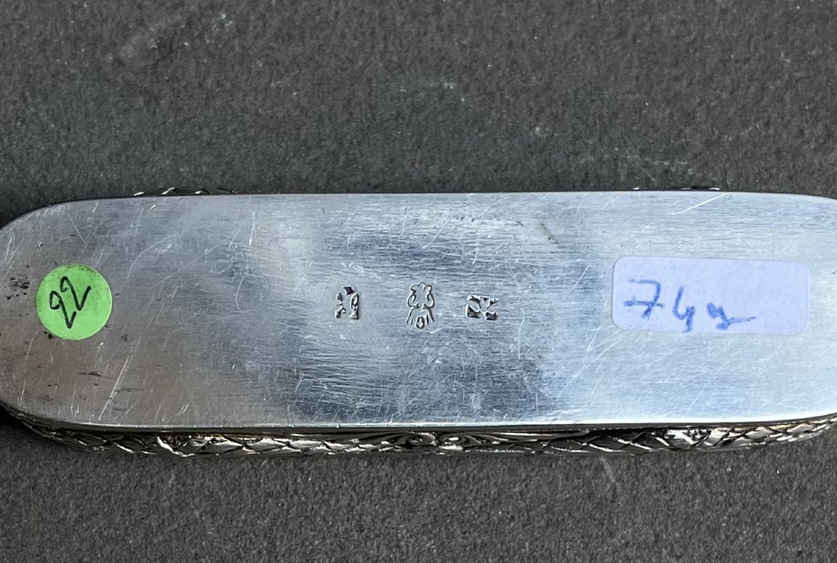 Étui en argent à décor repoussé représentant Louis XVI et Marie-Antoinette, XIXe siècle-photo-7