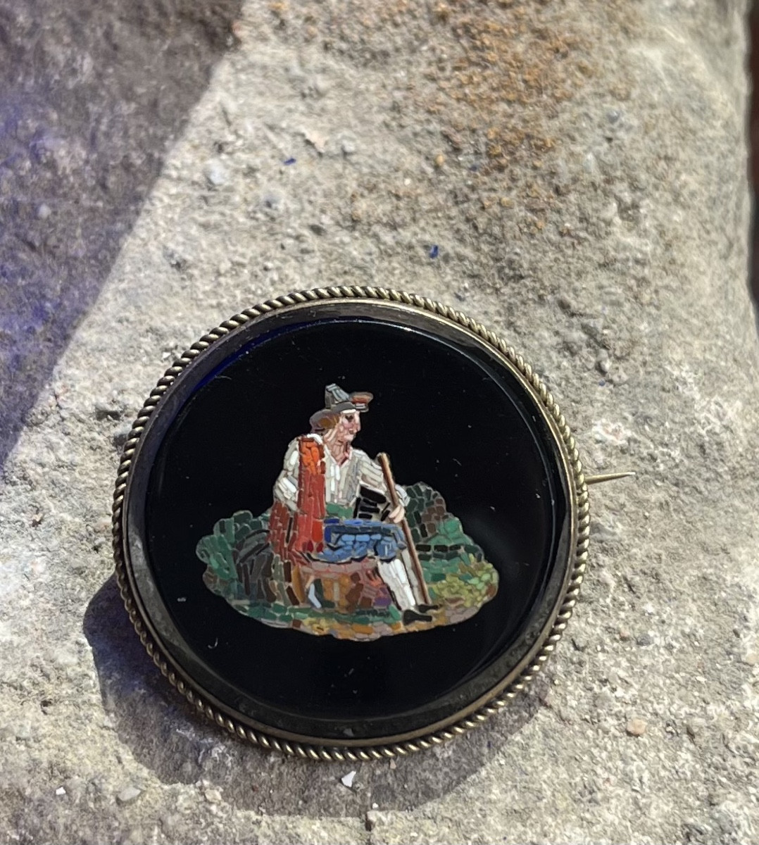  Broche en micromosaïque représentant un petit berger italien. Rome, vers 1830–1850-photo-1