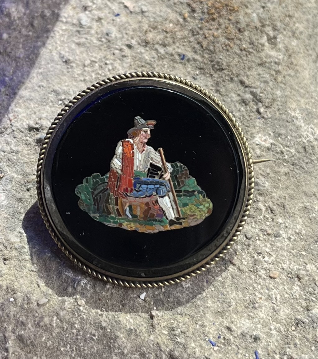  Broche en micromosaïque représentant un petit berger italien. Rome, vers 1830–1850