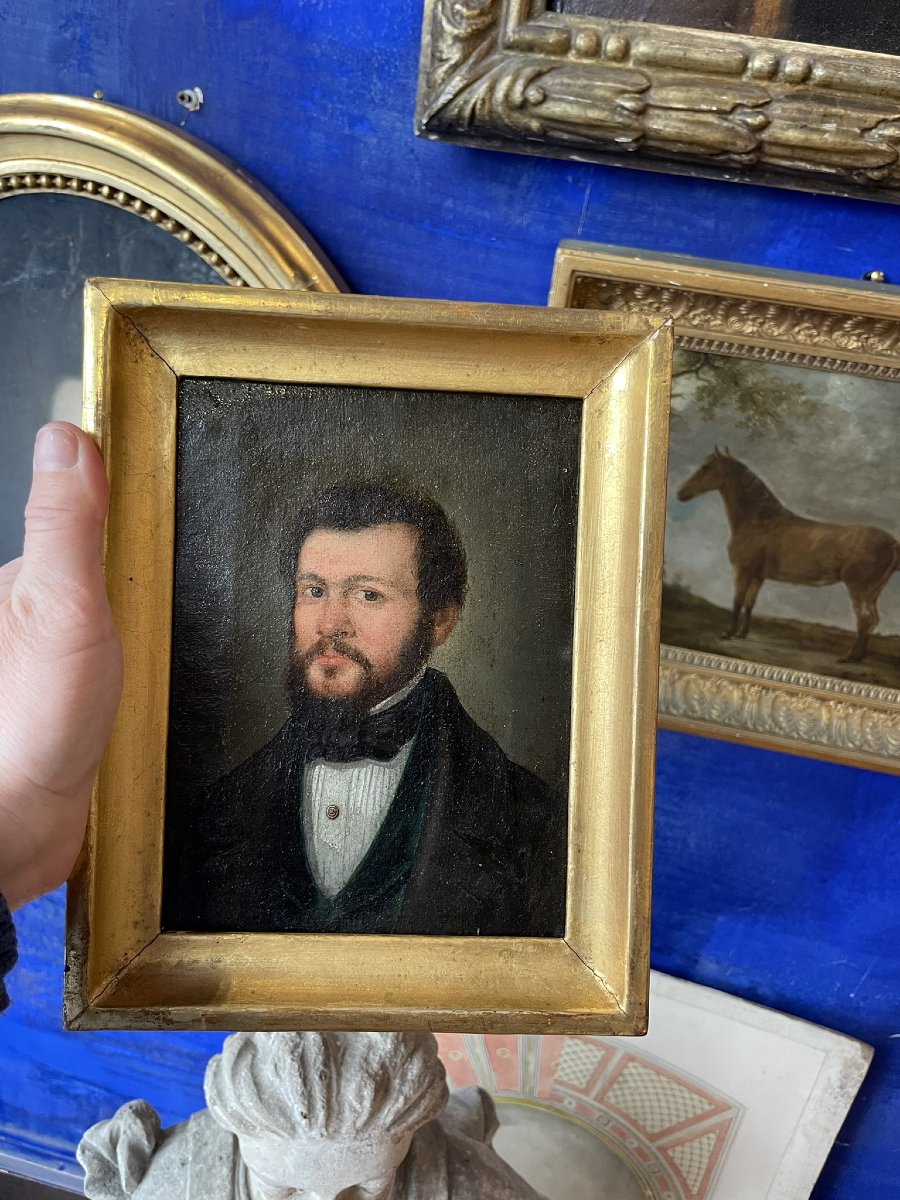 Portrait d’homme au gilet vert et cravate à nœud, vers 1825-1835-photo-2