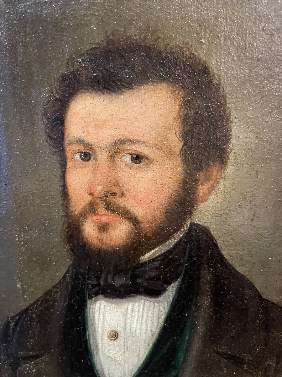 Portrait d’homme au gilet vert et cravate à nœud, vers 1825-1835-photo-2