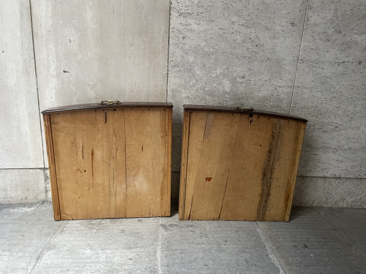 Commode en noyer d’époque Louis XIV à façade légèrement cintrée – 130 × 91 × 63 cm  -photo-1