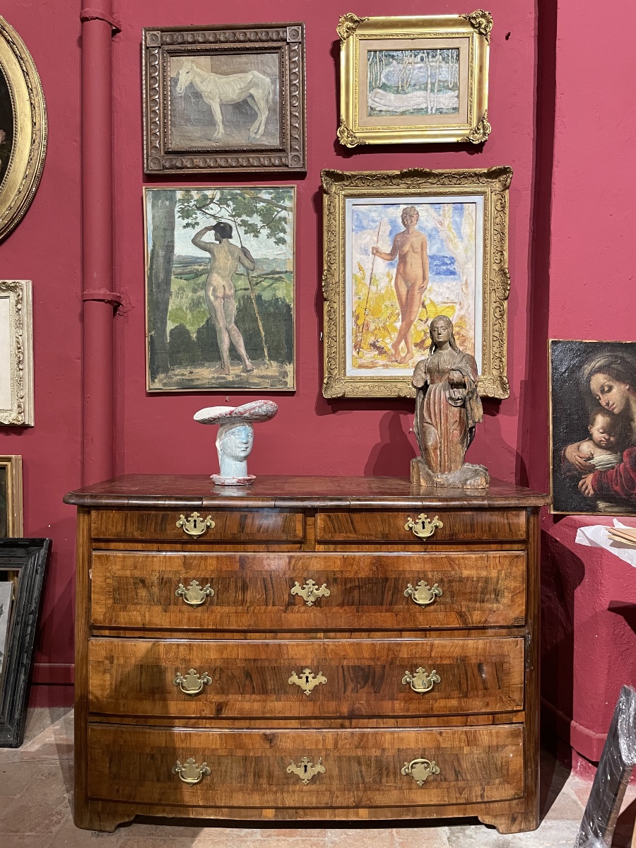 Commode en noyer d’époque Louis XIV à façade légèrement cintrée – 130 × 91 × 63 cm  
