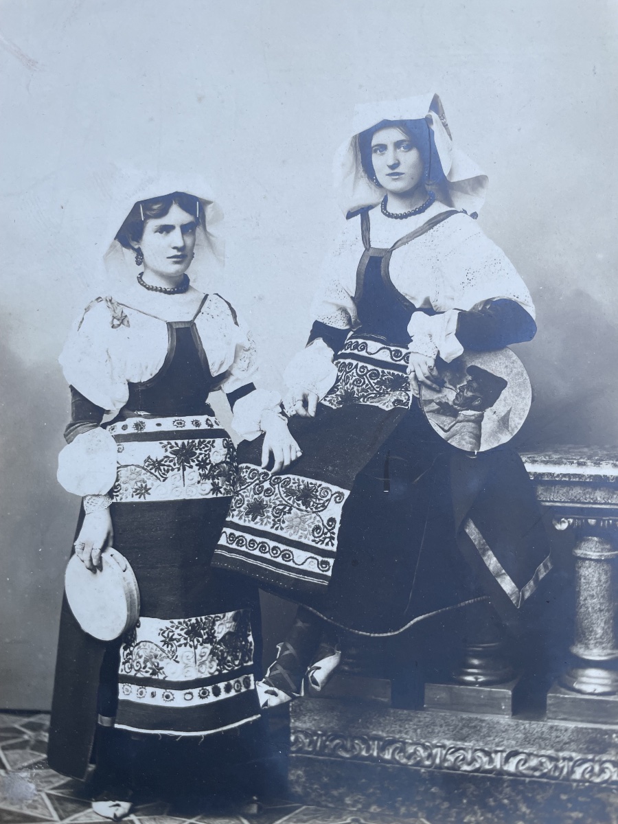 Photographie de deux Ciociares en costume traditionnel – Rome, fin du XIXe siècle-photo-4