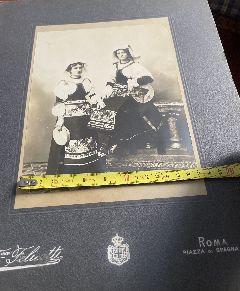 Photographie de deux Ciociares en costume traditionnel – Rome, fin du XIXe siècle-photo-5