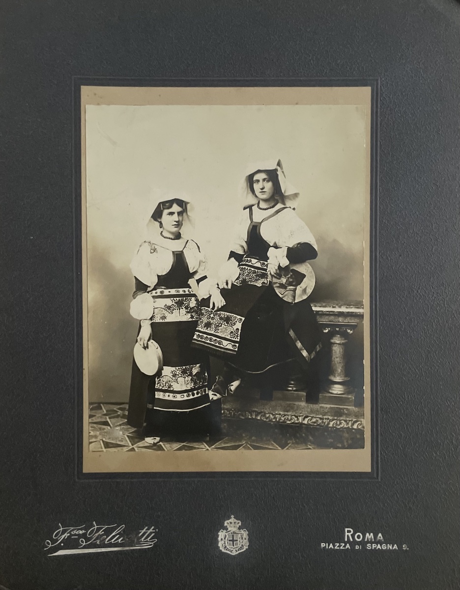 Photographie de deux Ciociares en costume traditionnel – Rome, fin du XIXe siècle