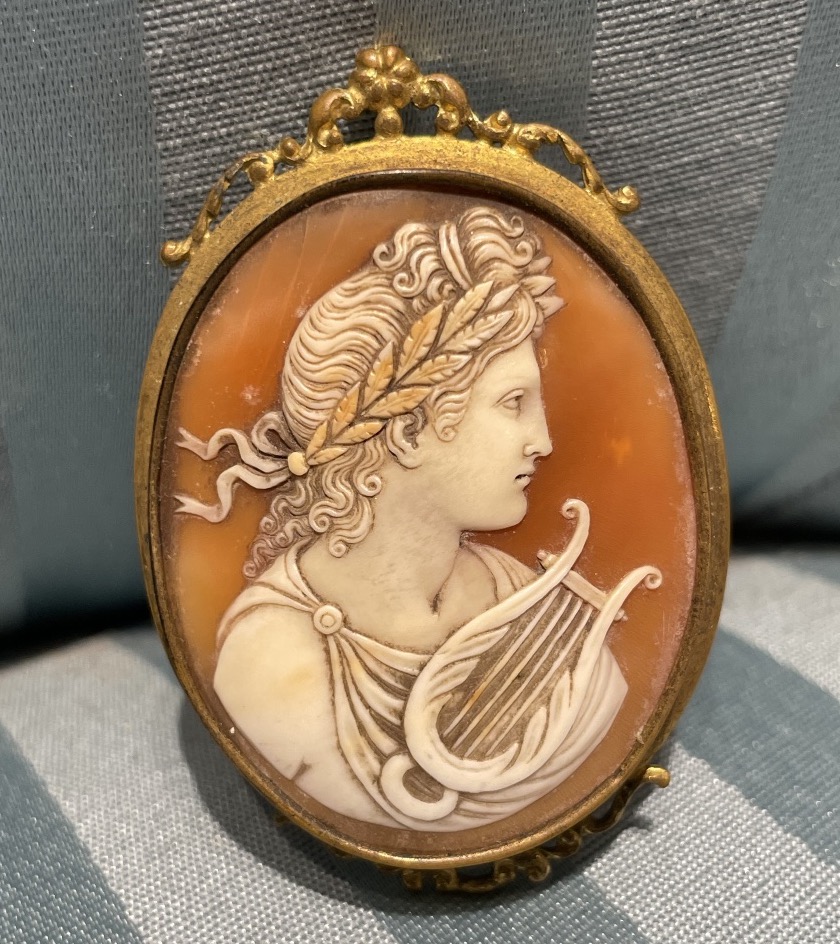Apollon à la lyre et à la couronne de laurier. Camée en coquille, Italie, XIXe siècle 