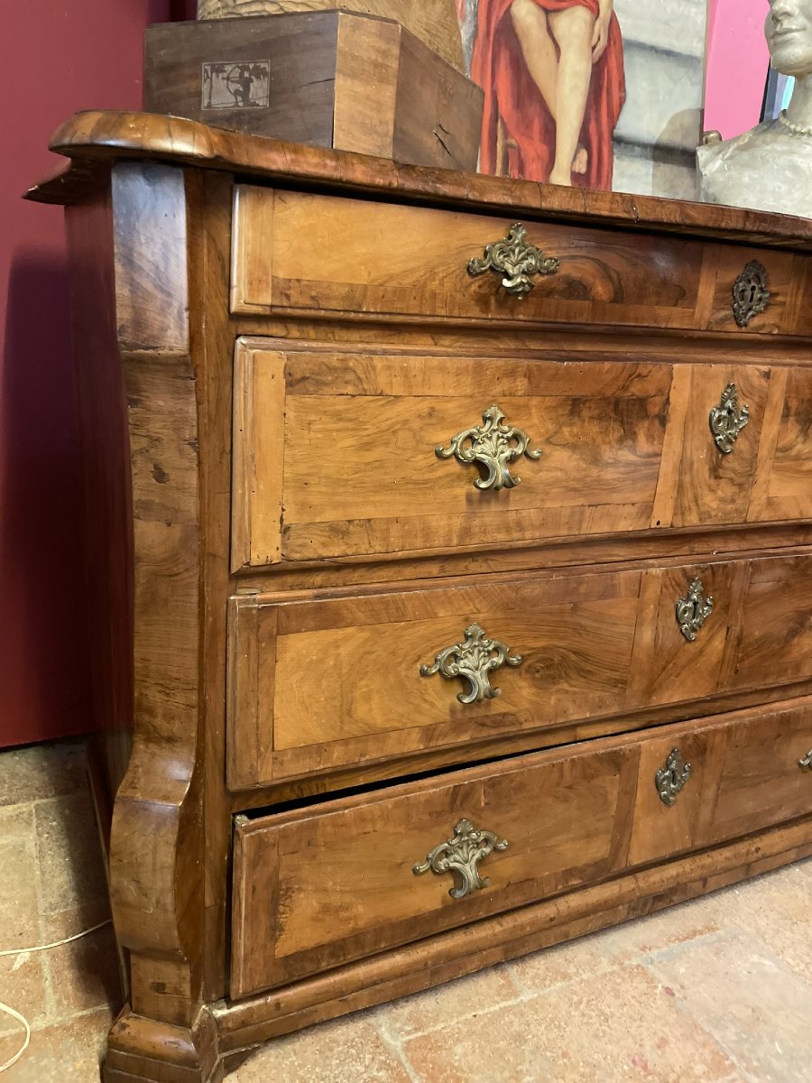 Commode en noyer et ronce de noyer à montants d'angle chantournés, Toscane, fin XVIIe, L139cm-photo-2