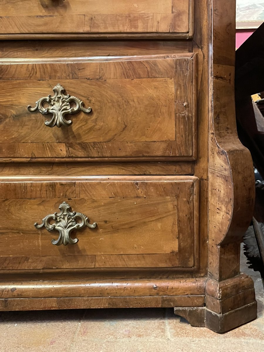 Commode en noyer et ronce de noyer à montants d'angle chantournés, Toscane, fin XVIIe, L139cm-photo-1