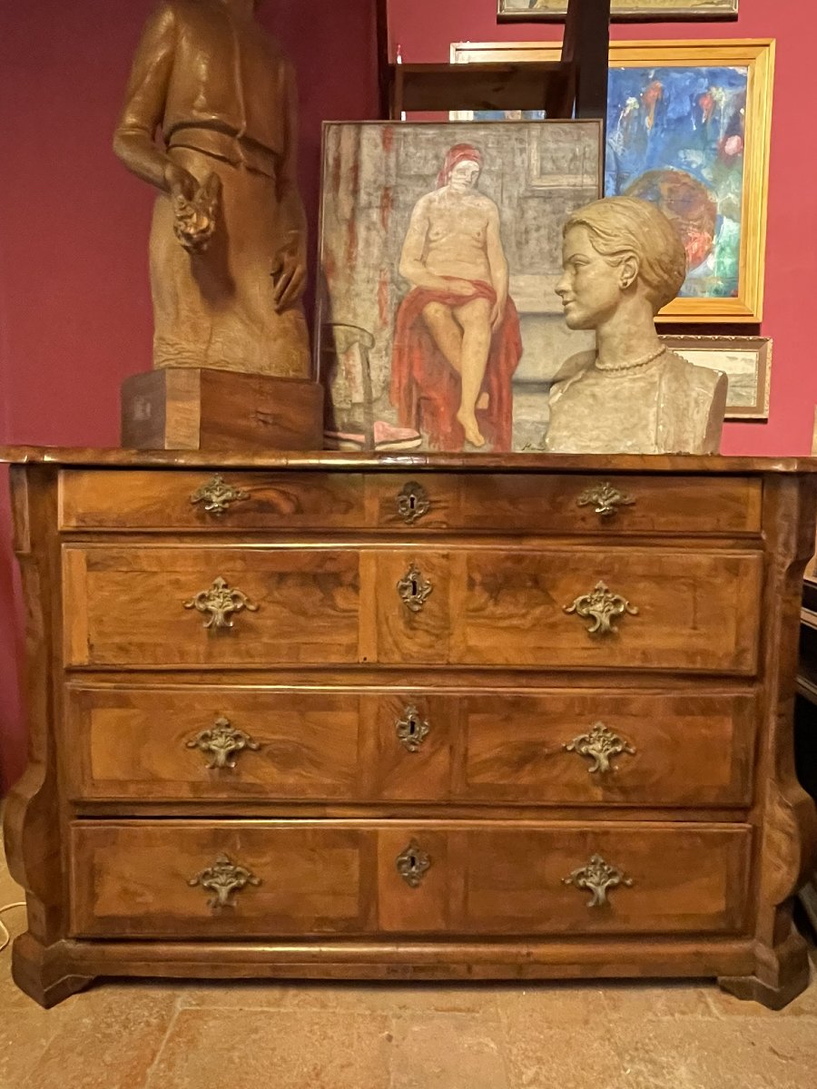 Commode en noyer et ronce de noyer à montants d'angle chantournés, Toscane, fin XVIIe, L139cm