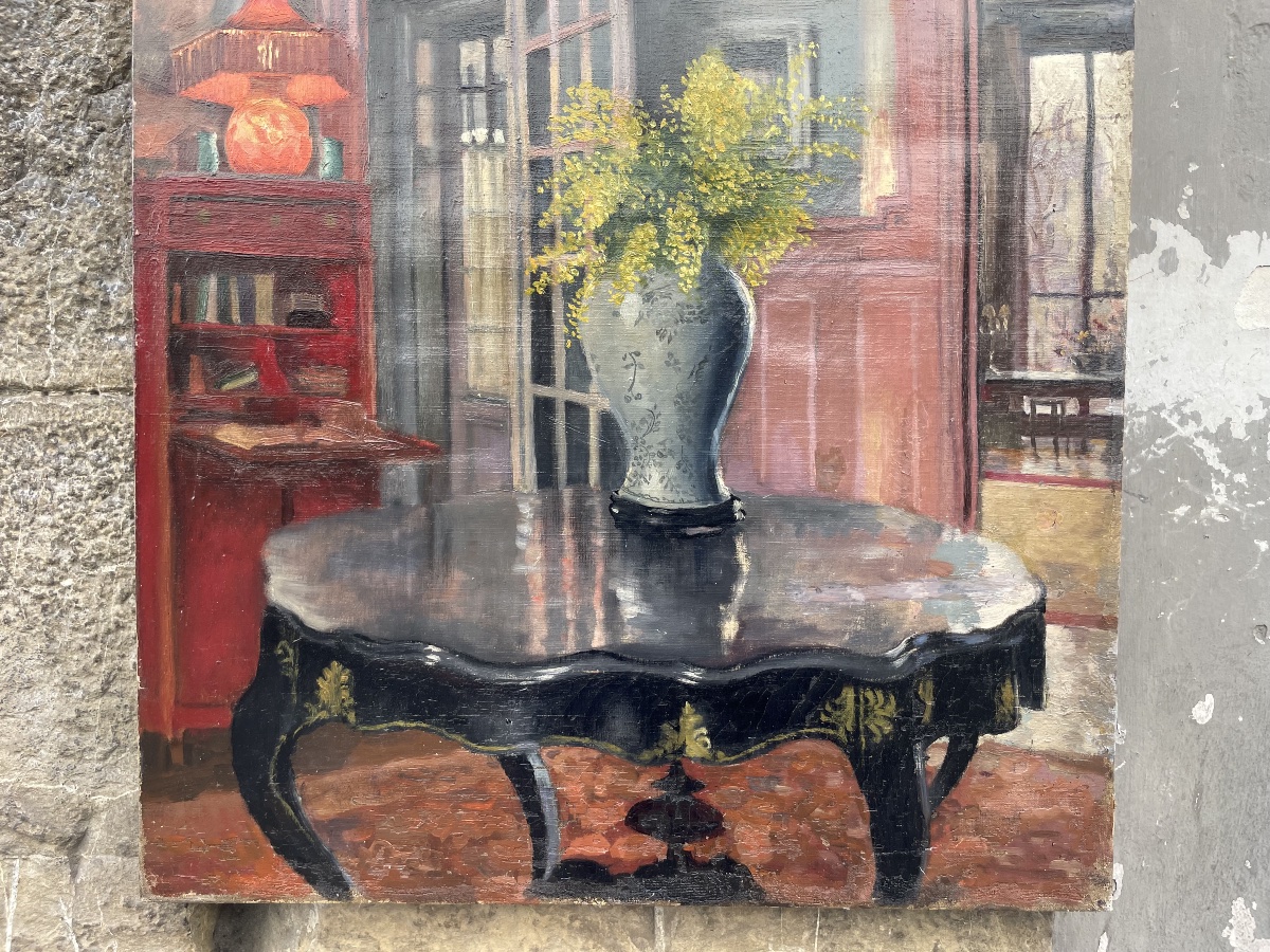 Intérieur d’appartement français aux grandes fenêtres, meuble rouge et mimosas, vers 1930-photo-3