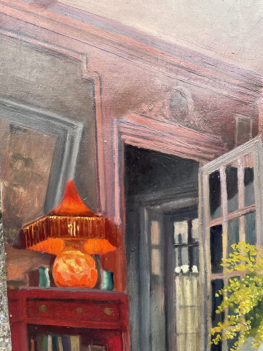 Intérieur d’appartement français aux grandes fenêtres, meuble rouge et mimosas, vers 1930-photo-1