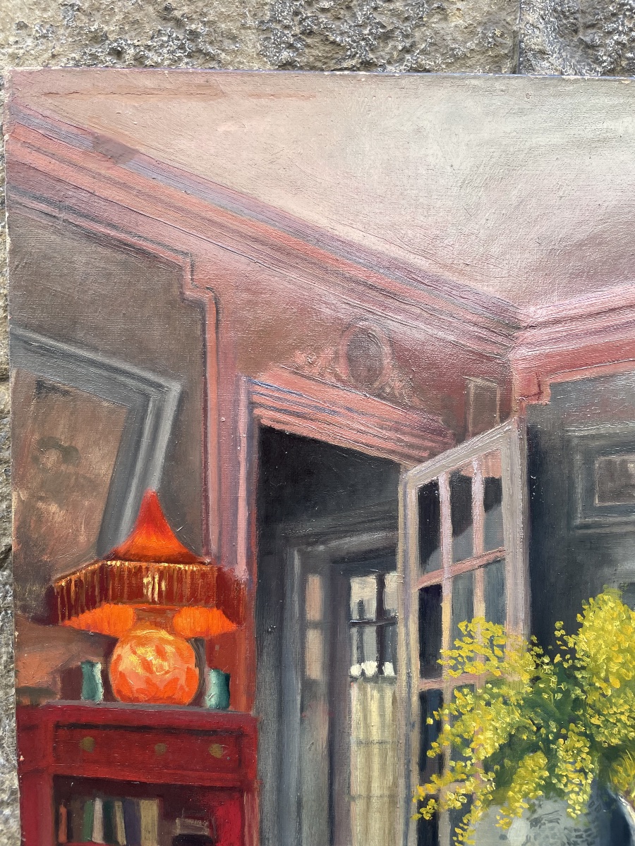 Intérieur d’appartement français aux grandes fenêtres, meuble rouge et mimosas, vers 1930-photo-2