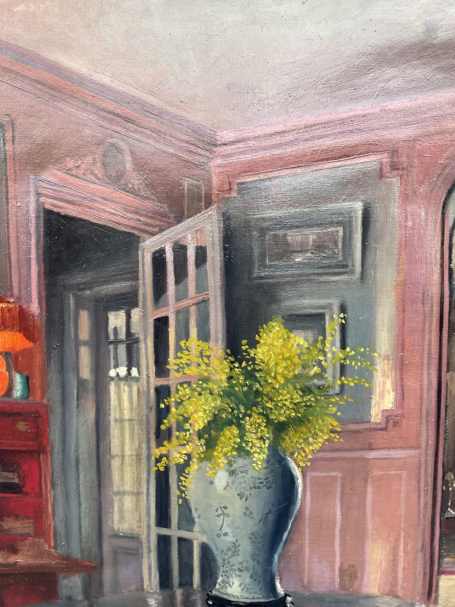 Intérieur d’appartement français aux grandes fenêtres, meuble rouge et mimosas, vers 1930-photo-3