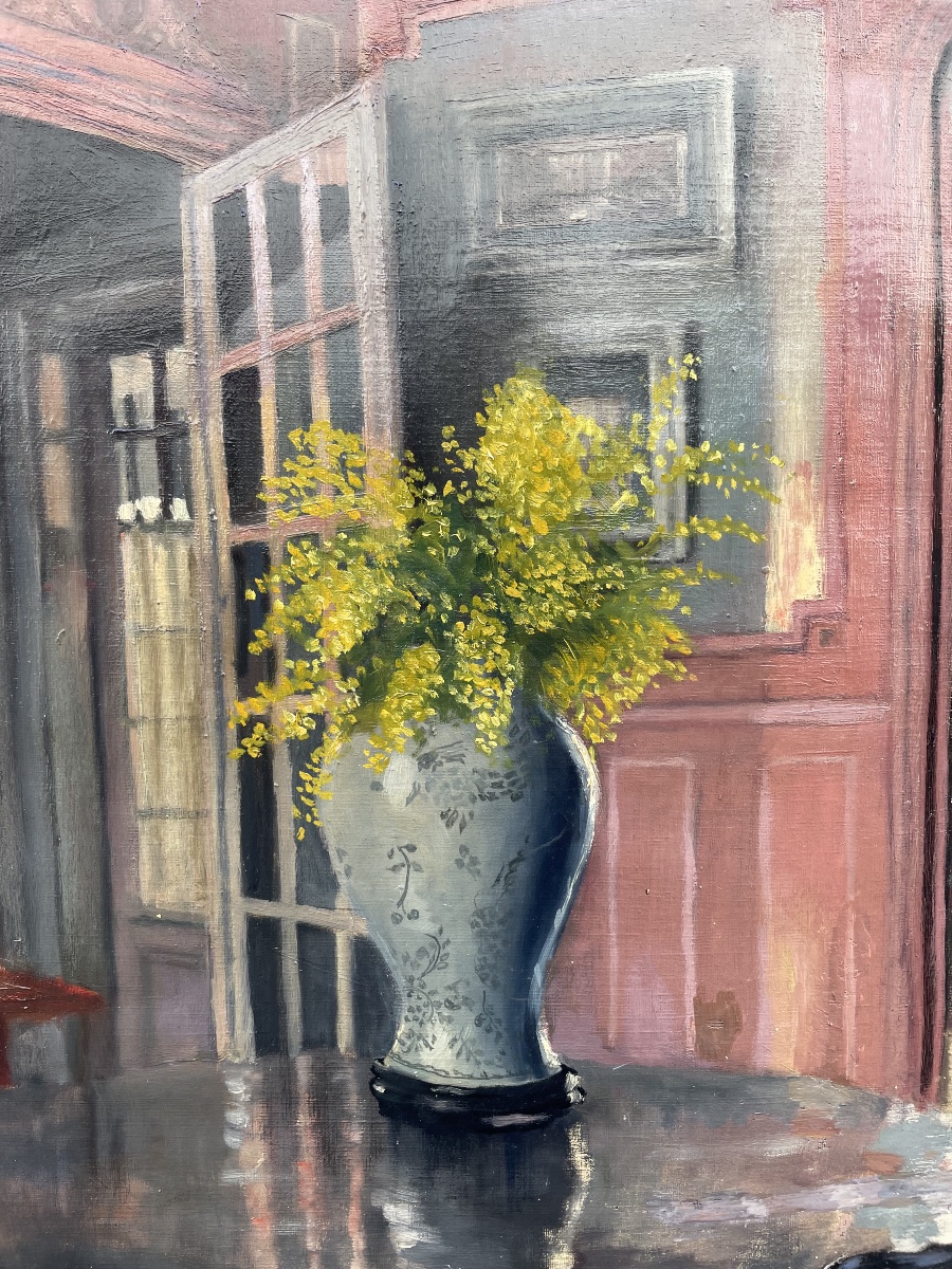 Intérieur d’appartement français aux grandes fenêtres, meuble rouge et mimosas, vers 1930-photo-4